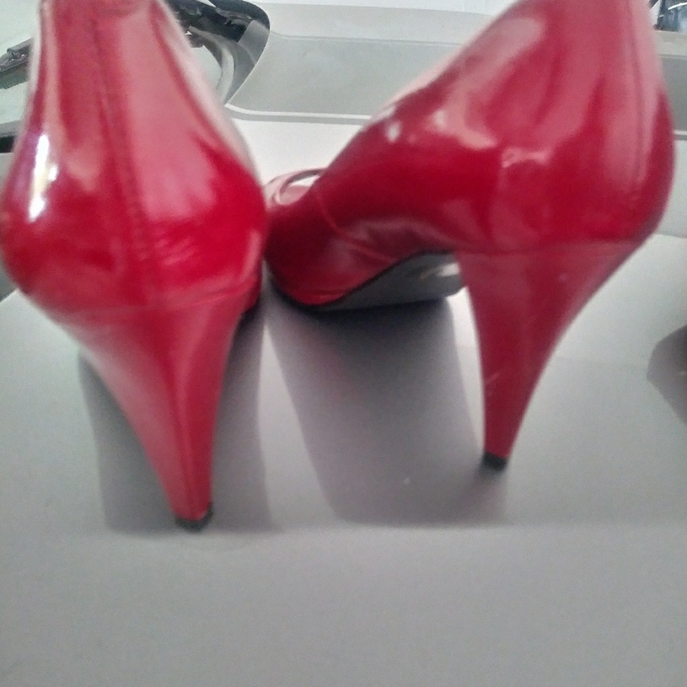 Red pumps - Picture 2 of 3